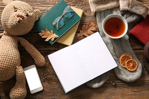 Κενό βιβλίο, φλιτζάνι τσάι και κινητό τηλέφωνο σε ξύλινο φόντο - Φωτογραφία, εικόνα