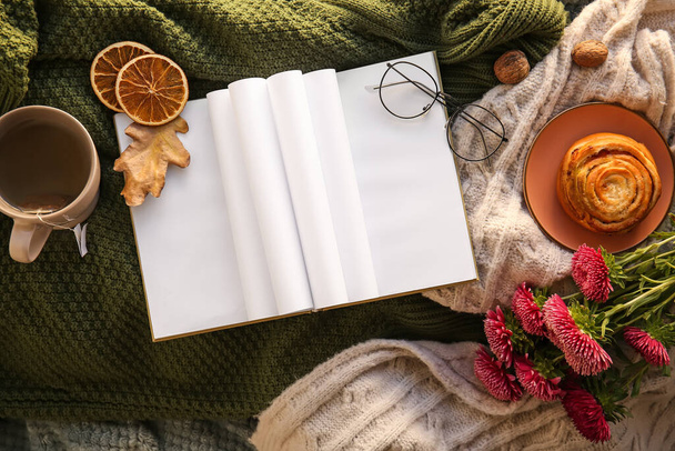Prázdná kniha, šálek čaje a květiny na kostkovaném pokoji - Fotografie, Obrázek