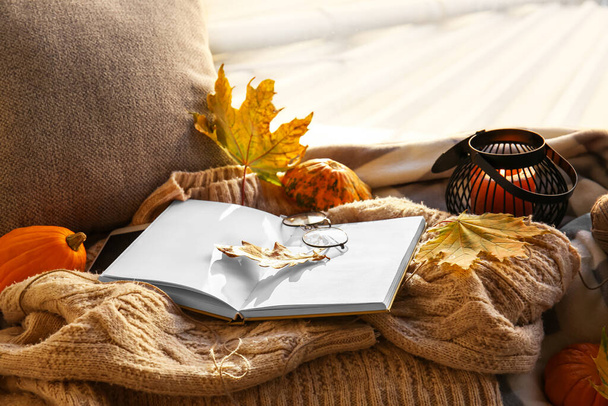 Kniha, brýle a podzimní dekor na kostkované v pokoji - Fotografie, Obrázek