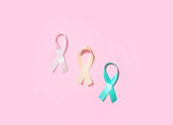 Cintas de sensibilización sobre fondo rosa. Día mundial del cáncer - Foto, imagen