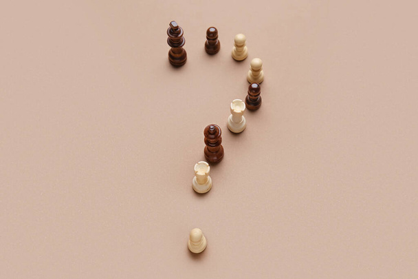 色の背景にチェスの駒で作られた質問マーク - 写真・画像