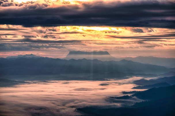 Paisaje de amanecer dorado sobre la montaña Doi Luang Chiang Dao con rayo de sol y niebla en el valle por la mañana. Presa Doi, Wiang Haeng, Chiang Mai, Tailandia - Foto, imagen