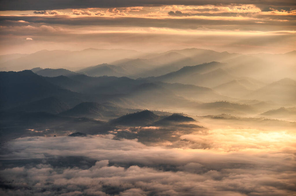 Τοπίο της ανατολής λάμπει σε στρώματα του βουνού με ομίχλη στην κοιλάδα στο εθνικό πάρκο - Φωτογραφία, εικόνα