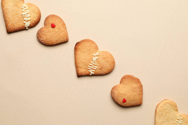 Savoureux biscuits en forme de coeur sur fond beige. Fête de la Saint-Valentin - Photo, image