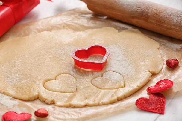 Masada kurabiye ve kalıp hazırlamak için taze hamur. Sevgililer Günü kutlaması - Fotoğraf, Görsel