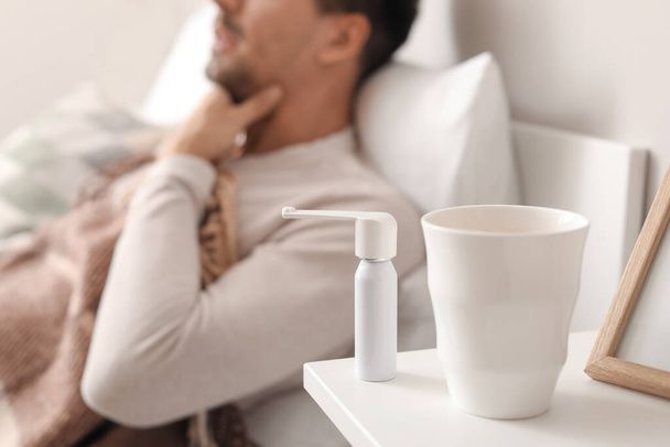 Inalador e xícara de chá quente na mesa do homem doente no quarto - Foto, Imagem