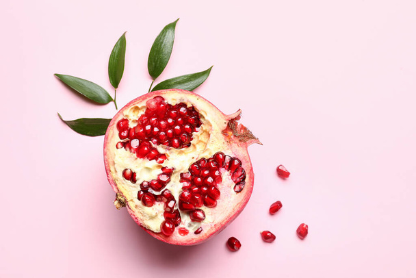 Ripe delicious pomegranate on pink background - Foto, Imagen