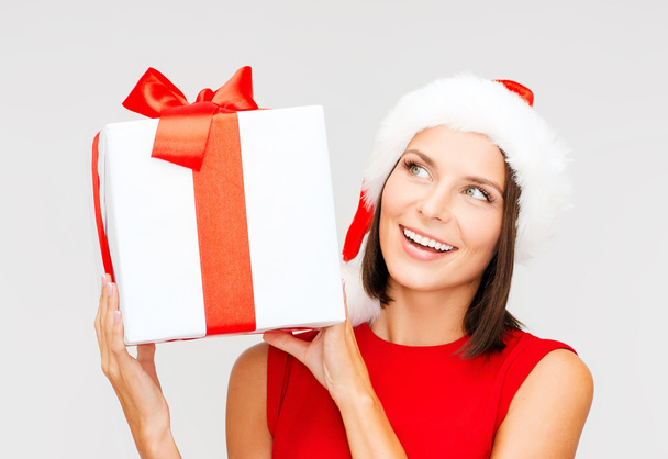 smiling woman in santa helper hat with gift box - Foto, Bild