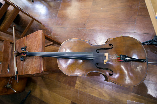 Violino na cadeira de palco posicionado antes do concerto - Foto, Imagem