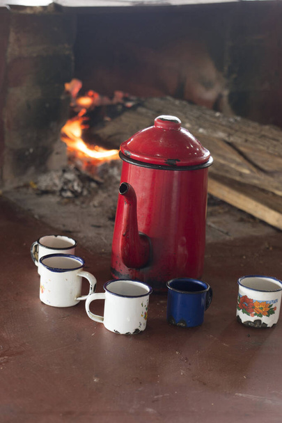 colorato smaltato caffettiera e tazza, tradizionale usanza della cultura rurale brasiliana. Stato di San Paolo, Brasile - Foto, immagini