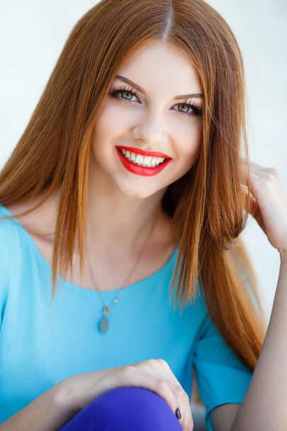 Young smiling woman outdoors portrait. - Foto, imagen