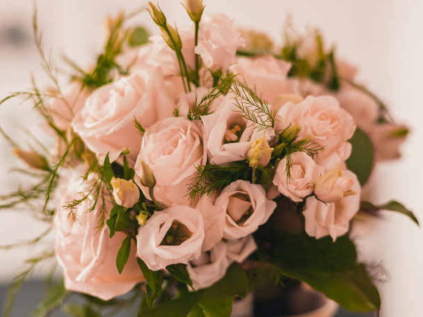 Różowy ślubny bukiet kwiatów ślubnych z eustomas i róż.  - Zdjęcie, obraz