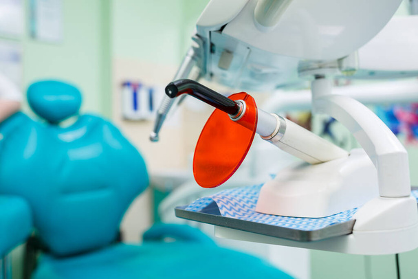 Ferramenta moderna profissional para o tratamento de doenças dentárias. Equipamento de escritório odontológico - Foto, Imagem