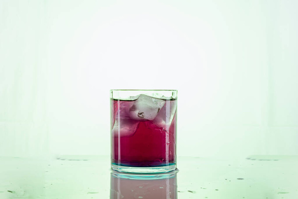 glass of juice with ice cubes   - Fotoğraf, Görsel