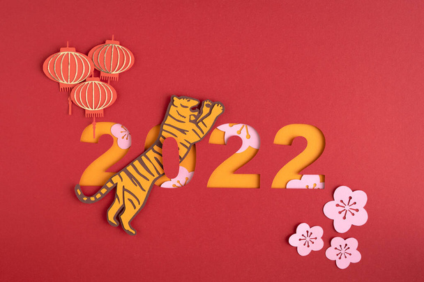 Kiinalainen uusi vuosi. Sisustus perinteinen kiinalainen uusivuosi motiiveja, leikkaa paperi koristeet punainen pahvi tausta. Kopioi tila. - Valokuva, kuva