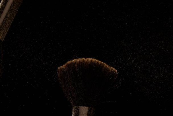 πούδρα με επαγγελματικό πινέλο σε μαύρο  - Φωτογραφία, εικόνα
