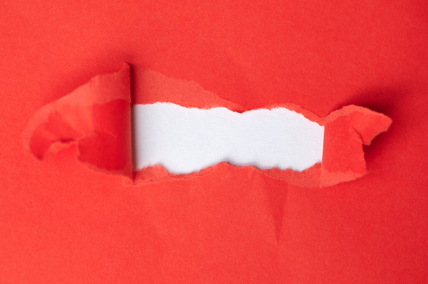 papel roto rojo con un espacio en blanco para cualquier texto - Foto, Imagen