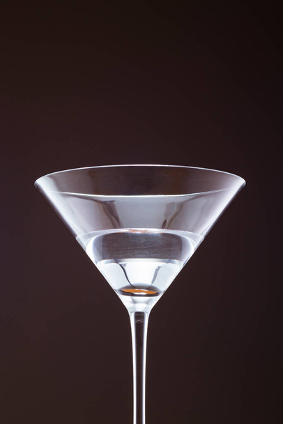 бокал мартини с отражением на черном фоне - Фото, изображение