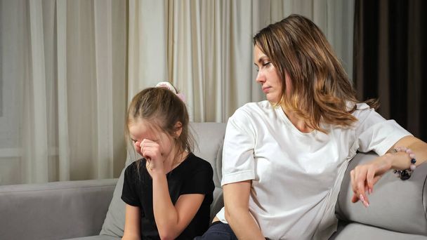 Genç kız ağlarken anne kızını sakinleştiriyor. - Fotoğraf, Görsel