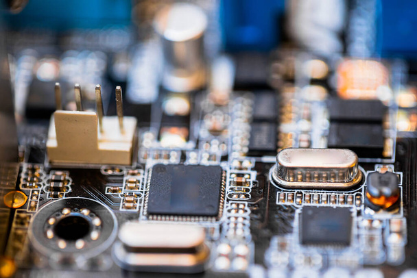 PC alaplap chipekkel, tranzisztorokkal és mikroprocesszorokkal - Fotó, kép