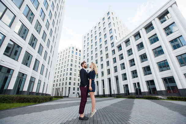 Man and woman hugging in the background is the building of the business center - Foto, immagini
