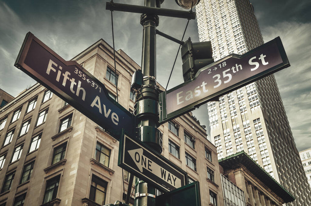 Fifth Ave 5th Ave, Нью-Йорк, вывеска, вид с низкого угла с фасадом здания и небом в земле, Фелиция, США - Фото, изображение