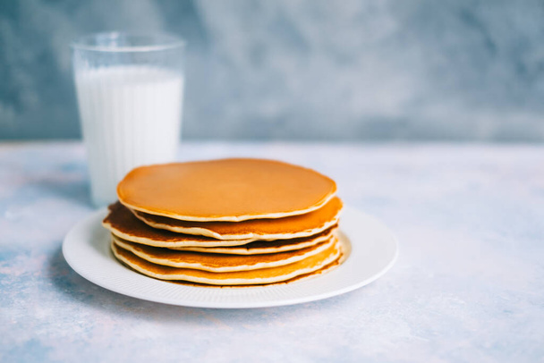 Tasty pancakes in a white plate on the table. copy space - Foto, Imagem
