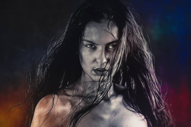 Nahaufnahme Porträt einer beängstigenden Zombie-Frau. - Foto, Bild