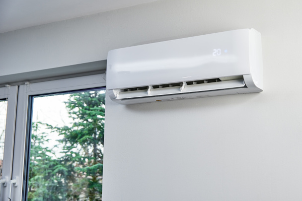 Регулировка температуры на кондиционере, Рабочий кондиционер для комфортной температуры в доме в жаркое лето, охлаждение воздуха в помещении - Фото, изображение