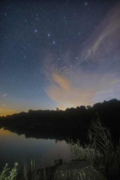 великий диппер над озером з хмарами вночі
 - Фото, зображення