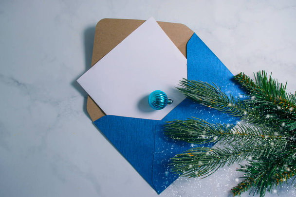 envelop, kerstboom tak kerstmis achtergrond - Foto, afbeelding