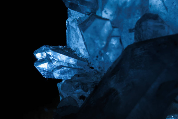Detail aus transparentem Bergkristall von hinten beleuchtet - Foto, Bild