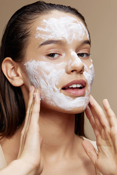 brünette Anwendung einer beruhigenden Gesichtsmaske kosmetisches Jugend- und Hautpflegekonzept - Foto, Bild