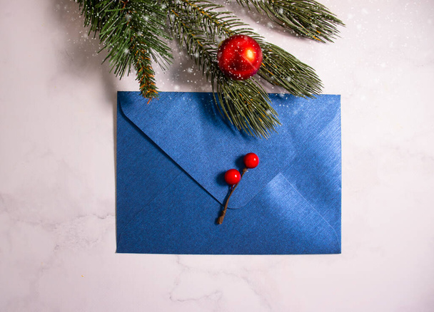 конверт, рождественские елки ветви рождественского фона - Фото, изображение