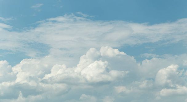 Cumuliform wolkenlandschap aan de hemel. Een panorama. De zon is verborgen. Cumulonimbus wolken. - Foto, afbeelding
