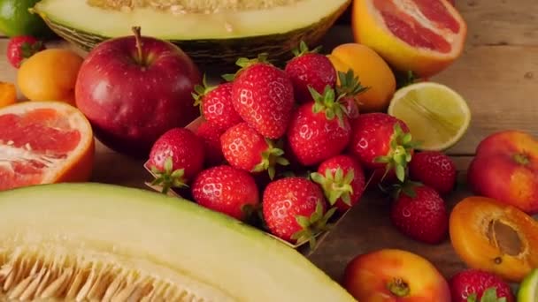 Vers fruit op een rustieke achtergrond. Diverse vruchten. Exotische vruchten. Vers gekookt sap - Video
