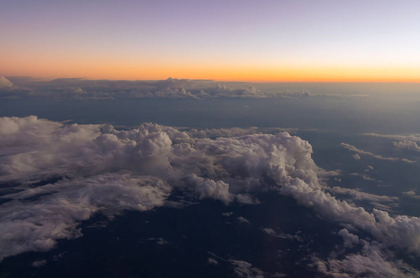Abstrakti auringonlasku dramaattinen auringonlasku rauhallisen pilven yllä - Valokuva, kuva