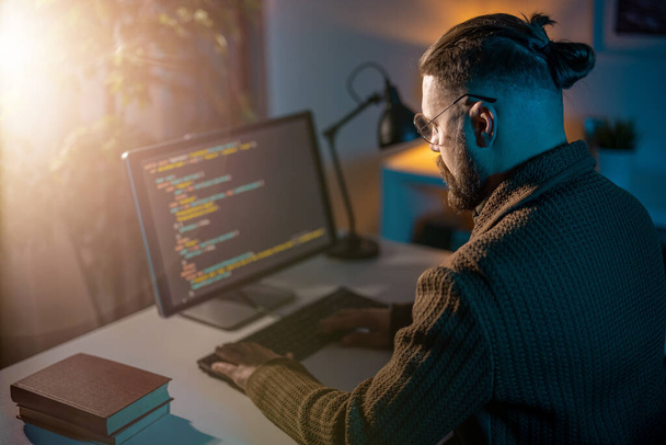 Man coding on pc - Фото, зображення
