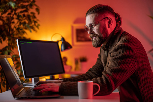 Man coding late at home - Foto, immagini