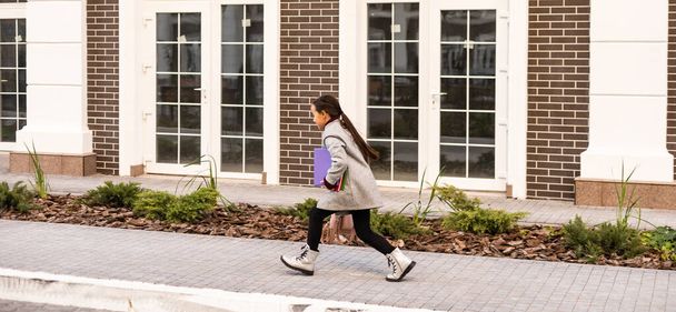 boldog kislány fut haza az iskolából - Fotó, kép