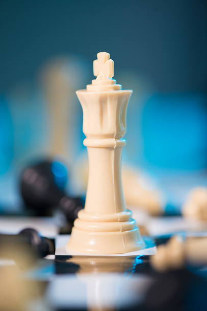 witte koning op schaakbord - Foto, afbeelding