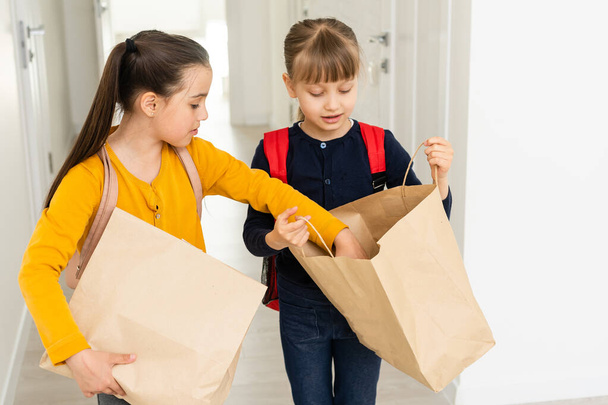 reclame, jeugd, bezorging, post en mensen - twee kleine meisjes met bezorgpakketten - Foto, afbeelding