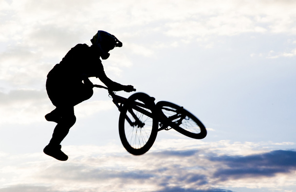 Siluetti mies tekee hypätä bmx pyörä
  - Valokuva, kuva