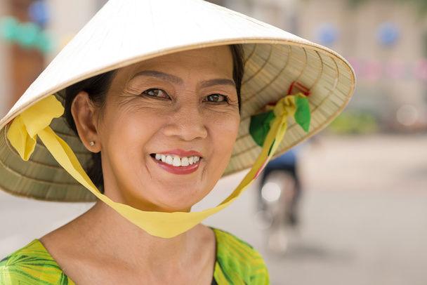 vrolijke Aziatische vrouw - Foto, afbeelding