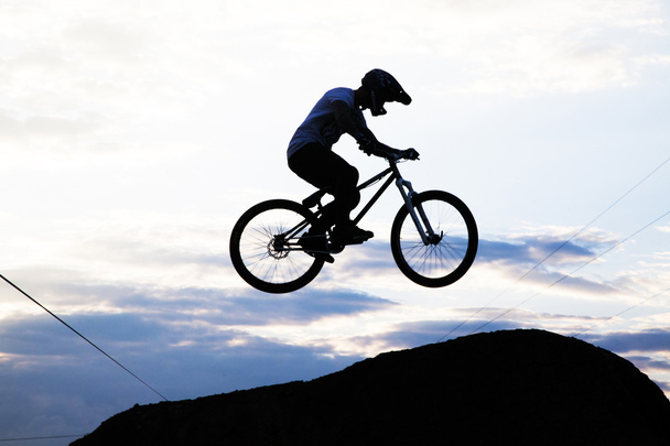 sylwetka człowieka robi skok z rowerów bmx  - Zdjęcie, obraz