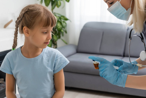 Der Arzt macht eine Kinderimpfung - Foto, Bild
