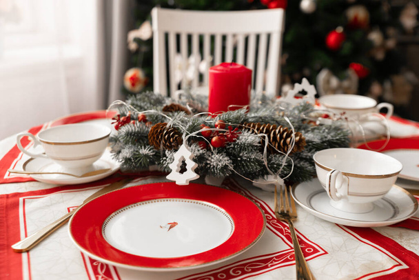 Table du Nouvel An - une belle table festive aux couleurs rouge et blanc - Photo, image
