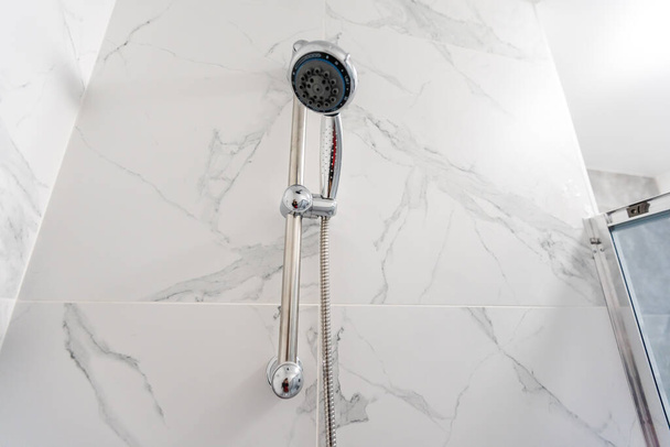 chromowany mieszalnik prysznicowy w szarej łazience - Zdjęcie, obraz
