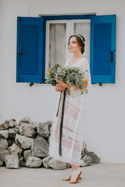 Young attractive bride with the bouquet of flowers - Valokuva, kuva
