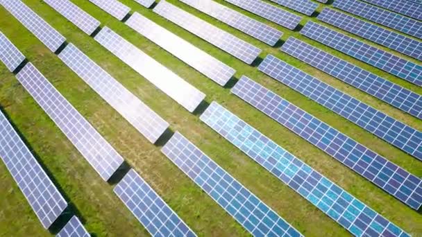 Vlucht over een veld van zonnepanelen op zonnige zomerdag. Ecologische innovatie. - Video